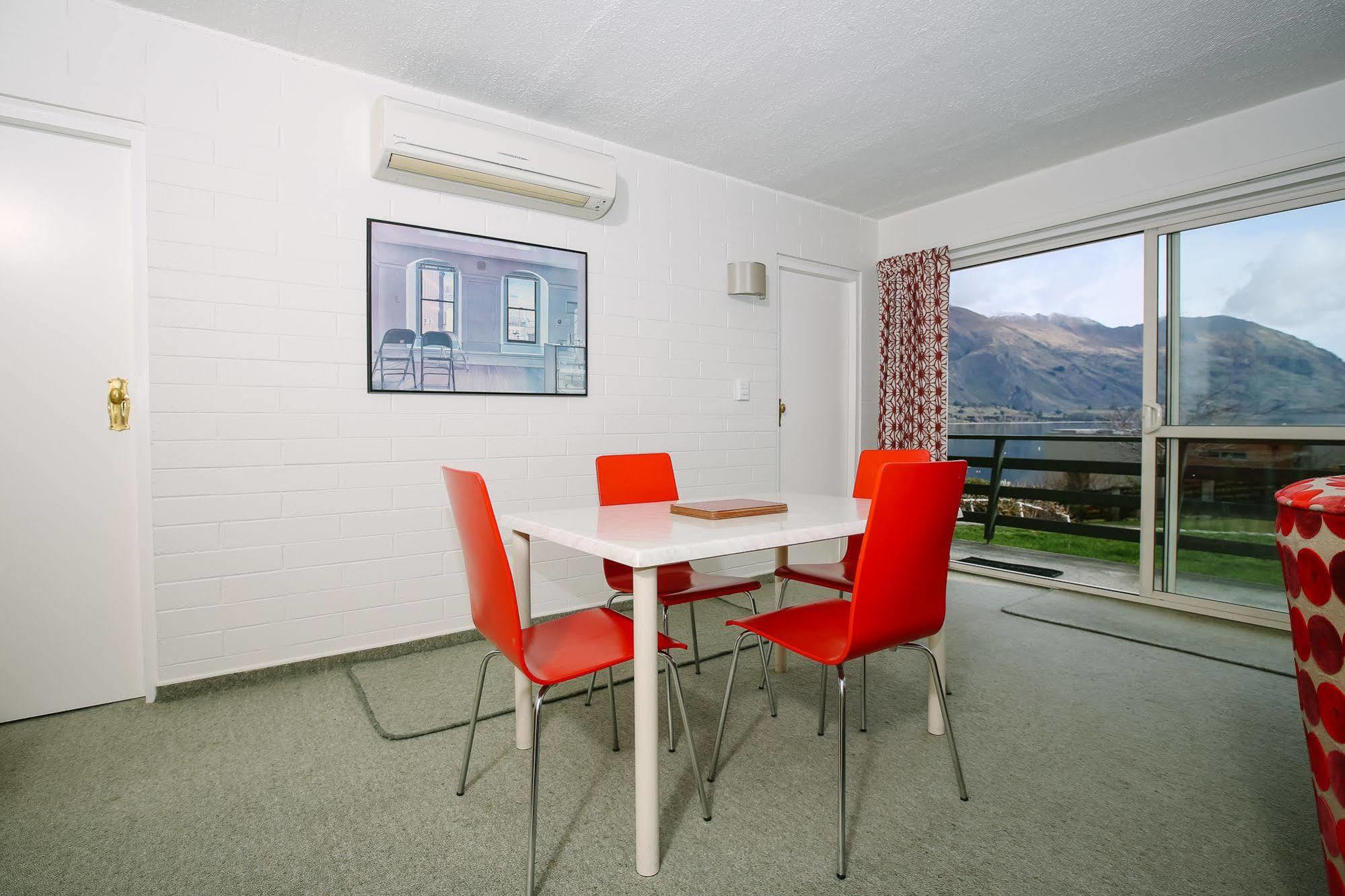 Panorama Court Aparthotel Wanaka Exterior photo