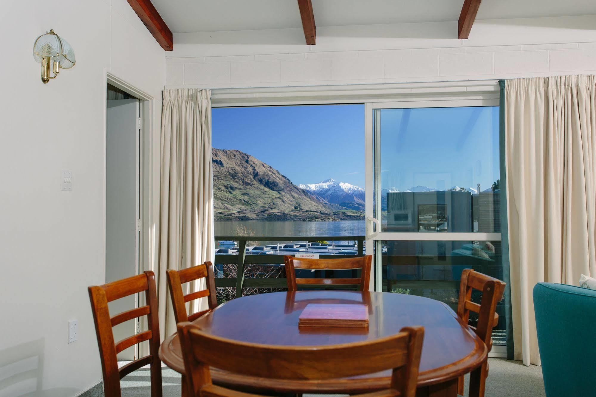 Panorama Court Aparthotel Wanaka Exterior photo