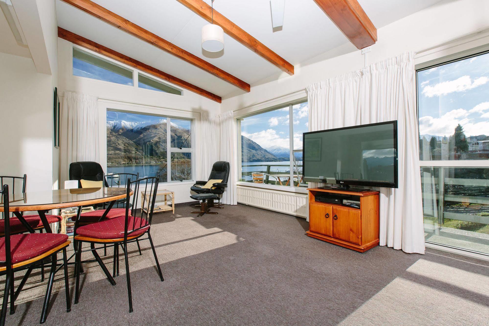 Panorama Court Aparthotel Wanaka Exterior photo